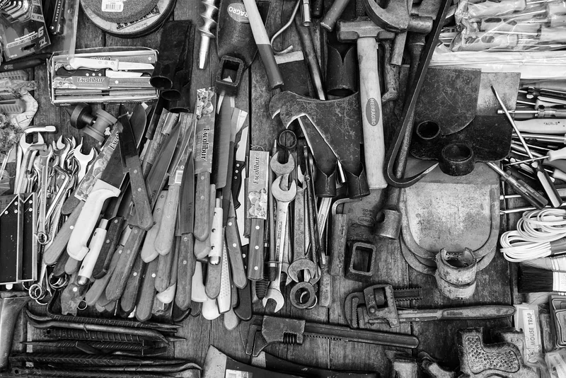 Les outils à main essentiels : tournevis et pinces