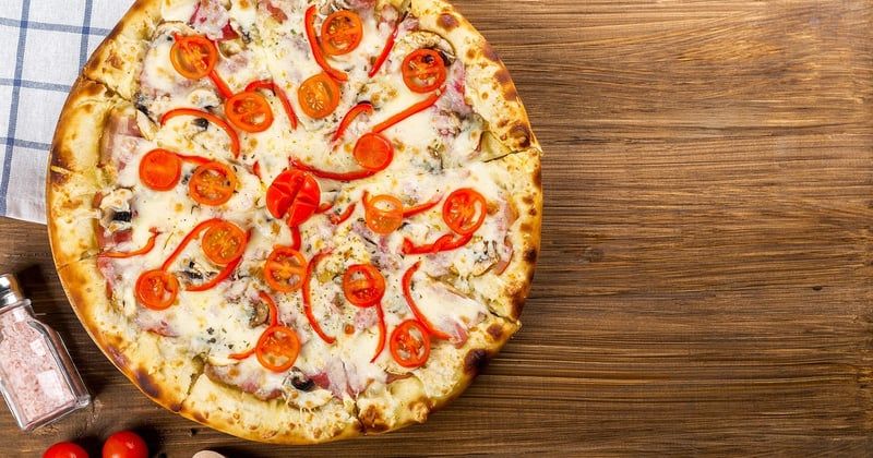Pizza surgelée au micro-ondes : 7 astuces pour la rendre croustillante et savoureuse
