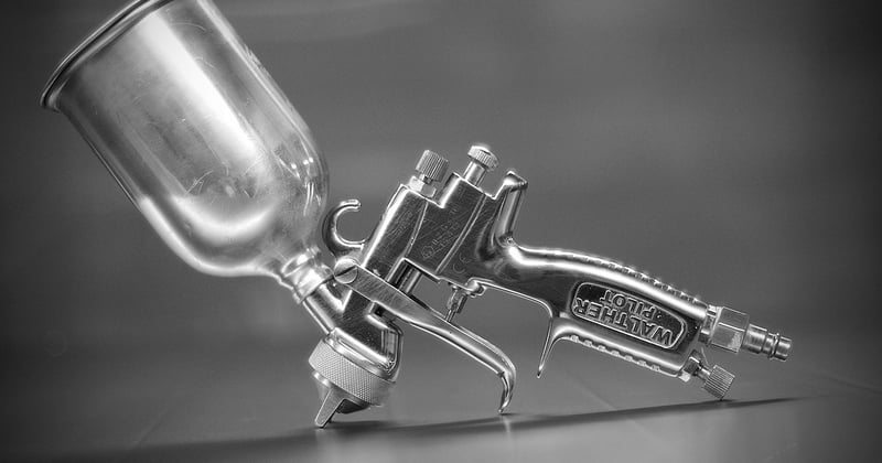 Peindre un plafond au pistolet : le guide pour un résultat pro sans traces