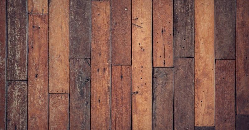 Rattraper le niveau d’un plancher bois : 7 solutions efficaces