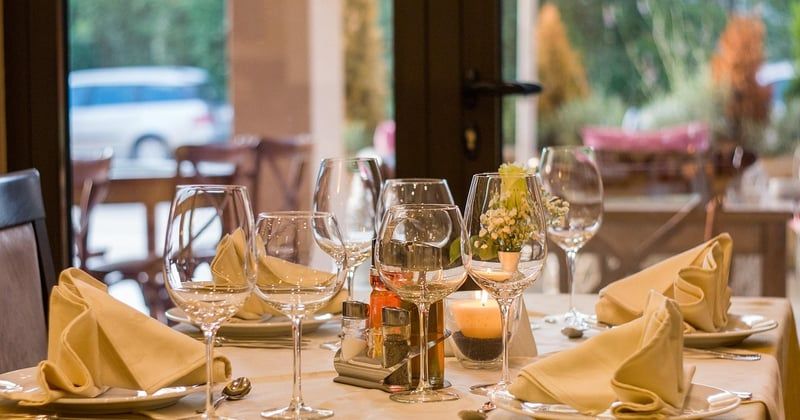 Une nappe rectangulaire convient-elle à une table ovale ?