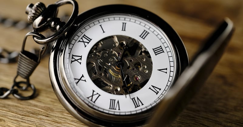 Retour aux sources : pourquoi l’horloge murale année 50 fait toujours sensation chez vous