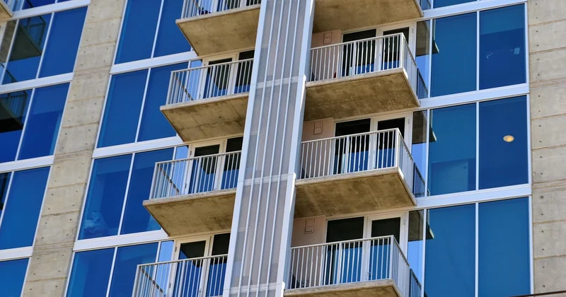 Brise-vue, voiles d'ombrage et pergolas : jouer sur la hauteur pour se protéger des regards
