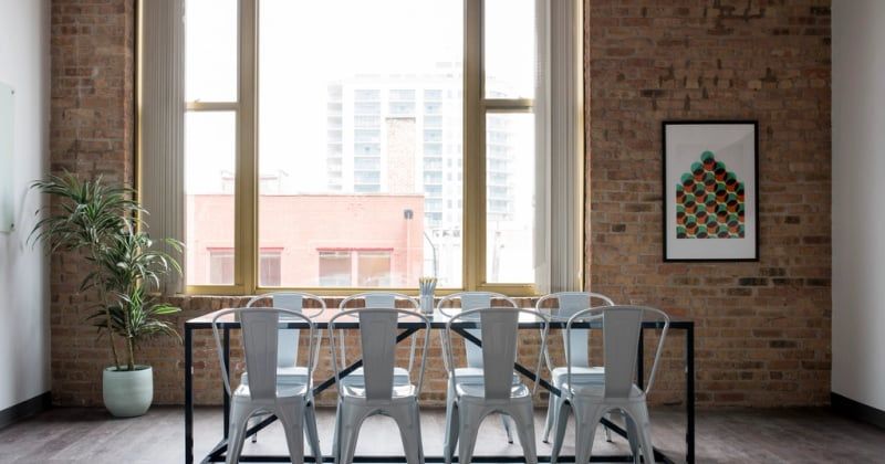 Donner de la profondeur à une pièce : 7 astuces déco qui changent tout