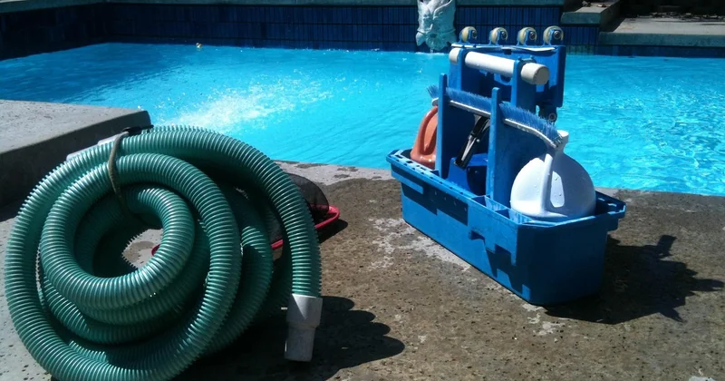 Nettoyage piscine hors sol avant hivernage : la séance qui sauve la saison suivante
